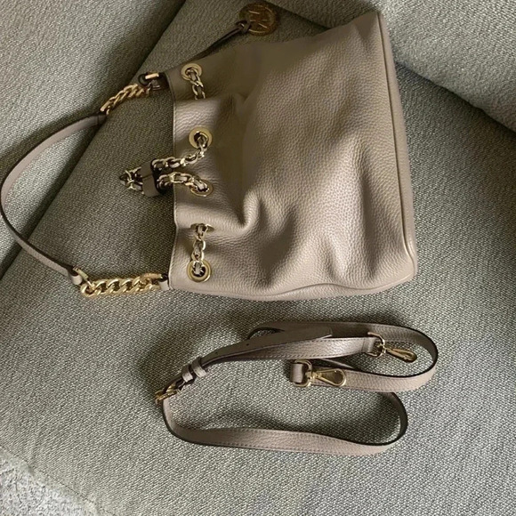 Michael Kors crossbody chain drawstring  bucket bag neutral putty color - Picture 6 of 9